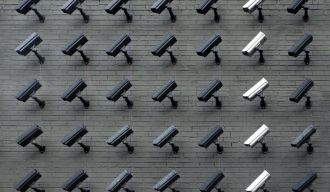 des rangées de caméras accrochées à un mur
