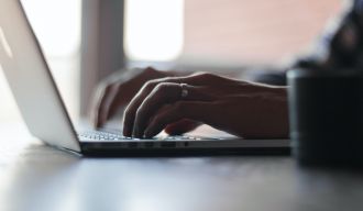 une personne tapant au clavier de son ordinateur portable
