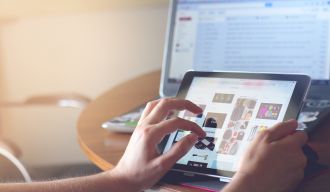 une personne navigant sur Internet sur sa tablette