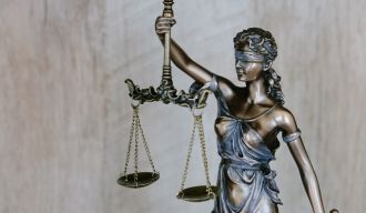 statue d'une femme aux yeux bandés, avec une balance et une épée, symbolisant la Justice