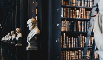 une bibliothèque avec des statues de bustes