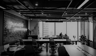 photo en noir et blanc d'une salle de réunion