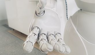 une main d'un robot blanc