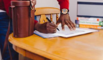 un homme signant un document